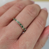 Złoty pierścionek z biało - zielonymi cyrkoniami - pr.585