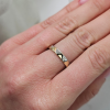 Złoty pierścionek obrączka z białymi kamieniami - pr. 585