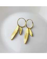 Pozłacane kolczyki koła z dwoma piórkami pr. 925