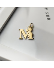 Złota zawieszka literka M z Aniołkiem 10 x 11 mm - pr.585
