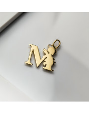 Złota zawieszka literka M z Aniołkiem 10 x 11 mm - pr.585