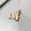 Złota zawieszka literka M z Aniołkiem 10 x 11 mm - pr.585